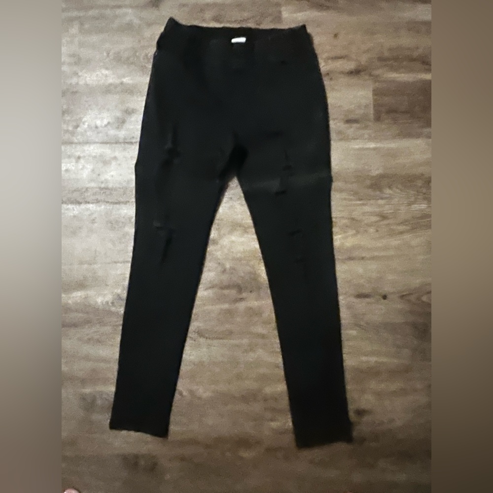 Color 5 distressed black jeans size Medium